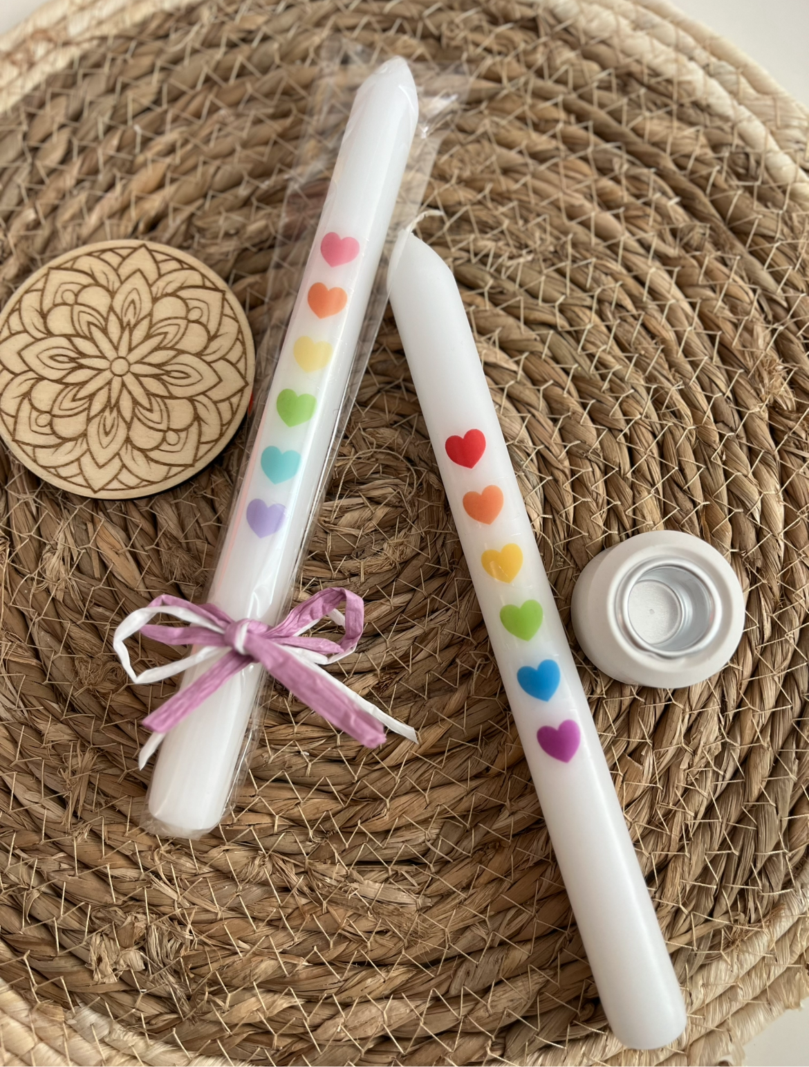 Kerze mit Herzen in Regenbogenfarben