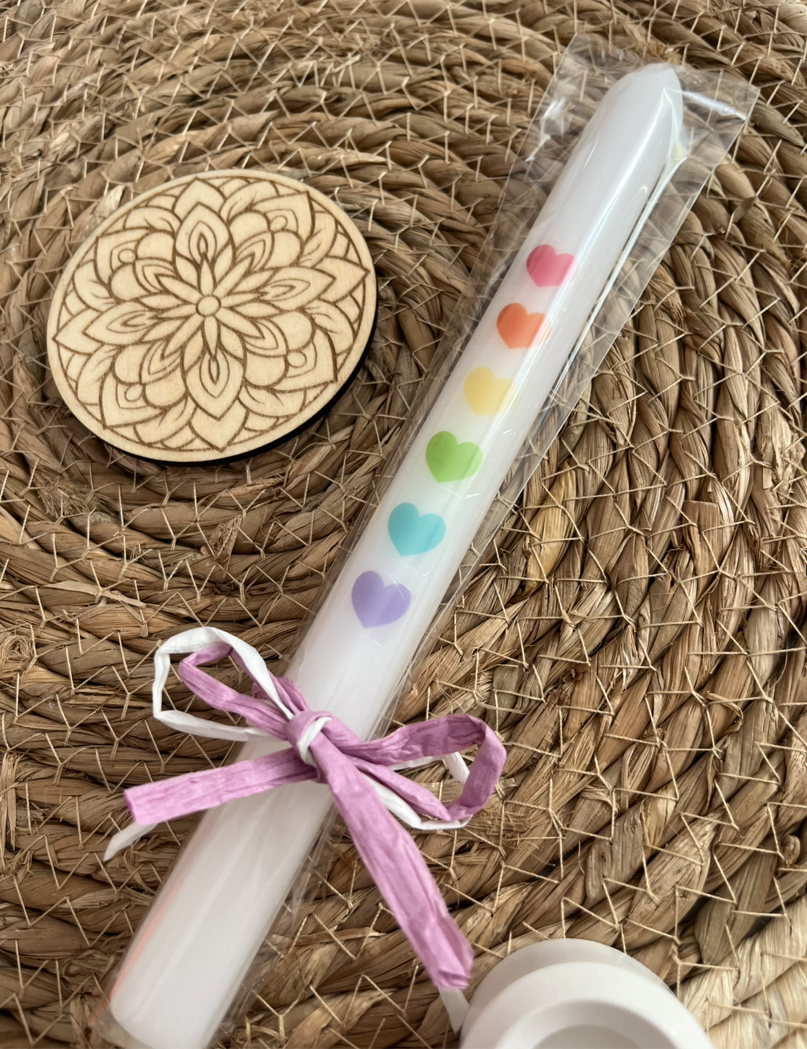 Kerze mit Herzen in Regenbogenfarben