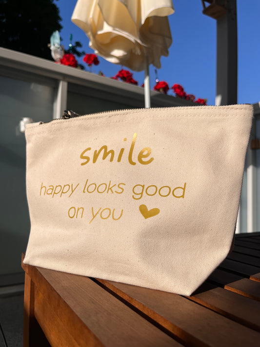 Helle Tasche mit Reißverschluss mit goldener Aufschrift SMILE