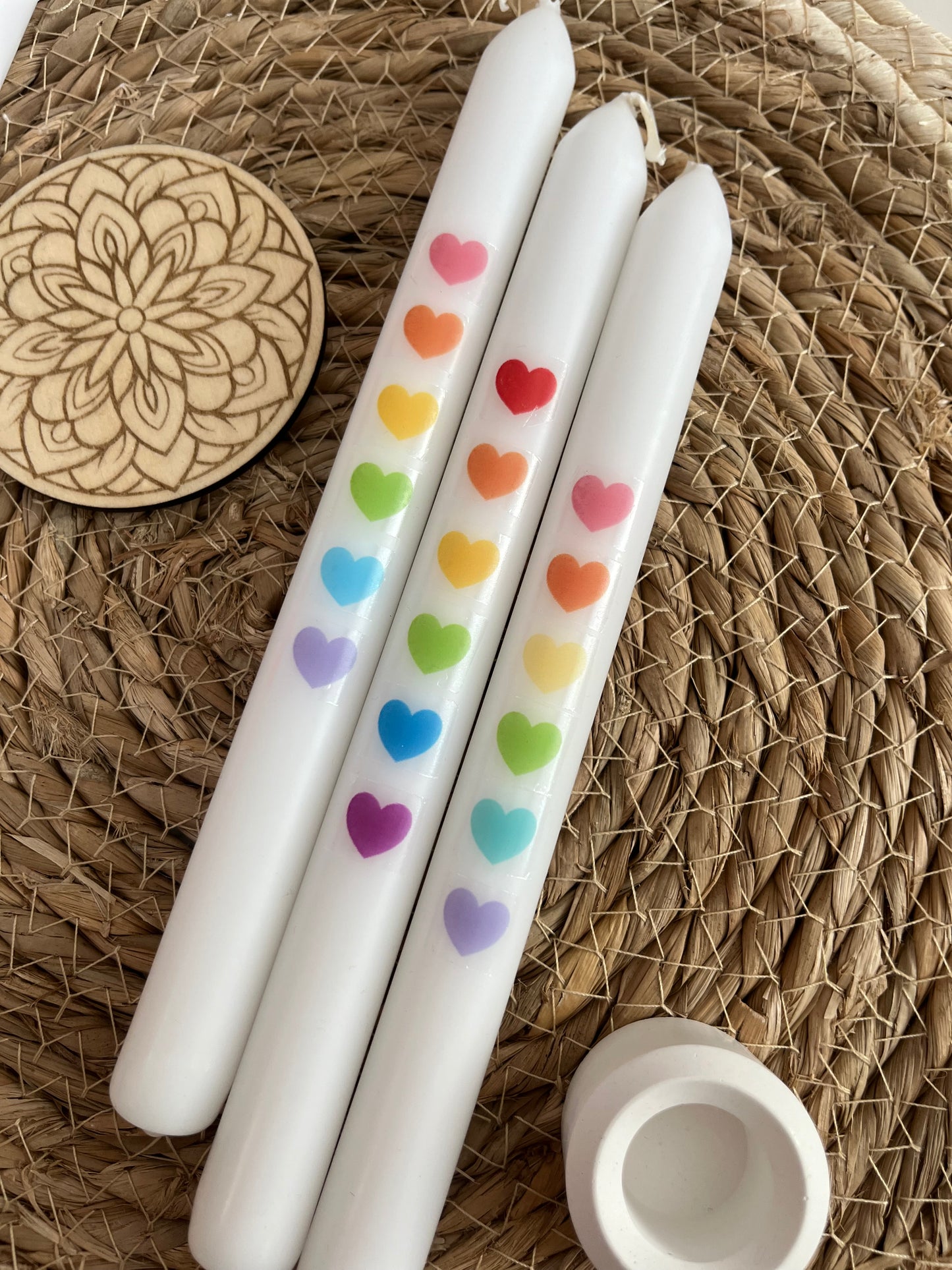 3er Set - Kerzen mit Herzen in Regenbogenfarben - mit Kerzenhalter