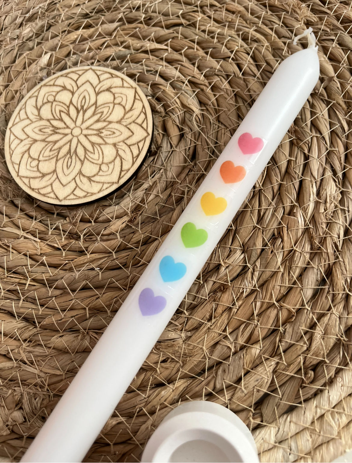 Kerze mit Herzen in Regenbogenfarben