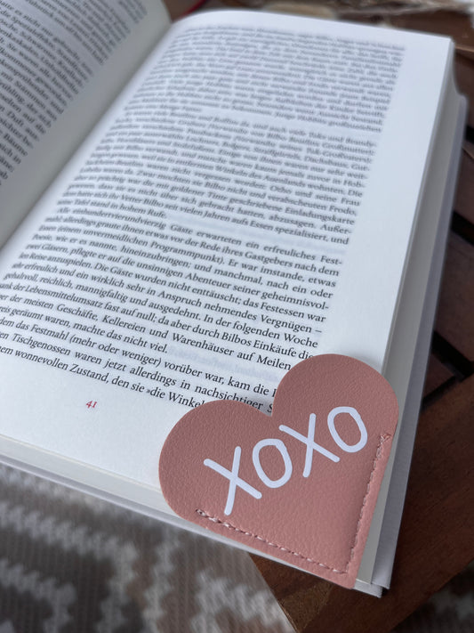 Lesezeichen in Herzform. Aufdruck XOXO. Kunstleder rosa