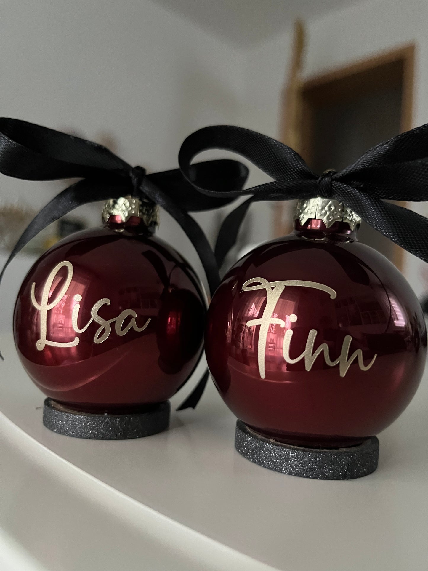 Christbaumkugel Dunkelrot glänzend mit goldener Schrift, 6cm Durchmesser ￼