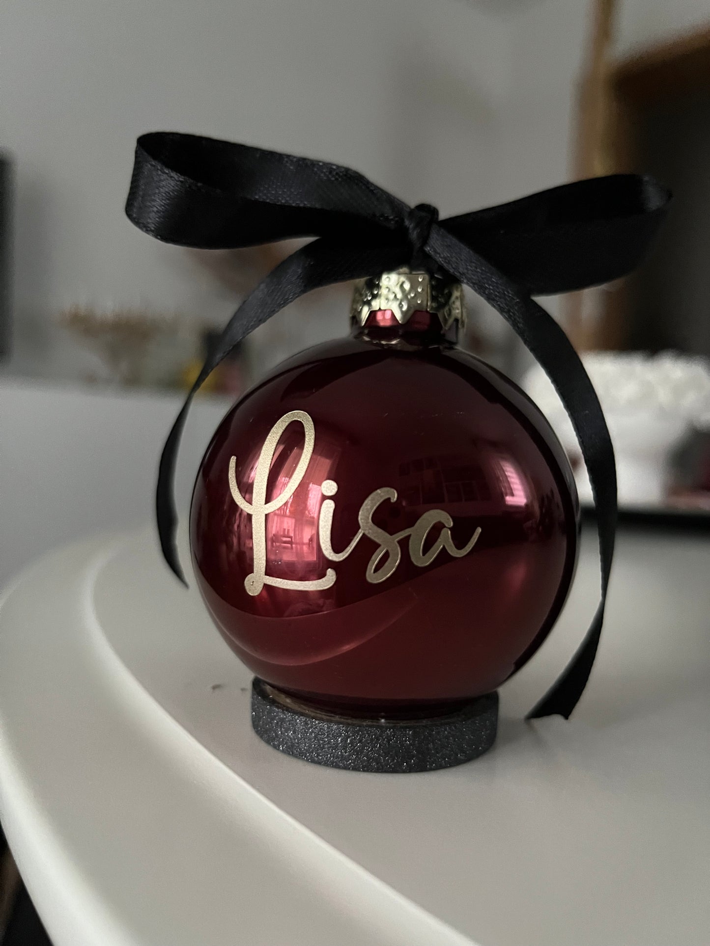 Christbaumkugel Dunkelrot glänzend mit goldener Schrift, 6cm Durchmesser ￼