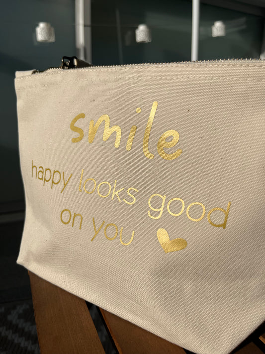 Helle Tasche mit Reißverschluss mit goldener Aufschrift SMILE