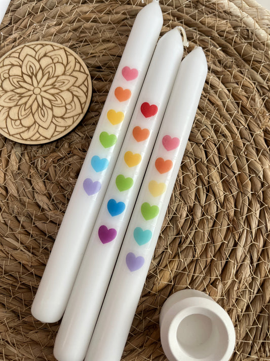 3er Set - Kerzen mit Herzen in Regenbogenfarben - mit Kerzenhalter