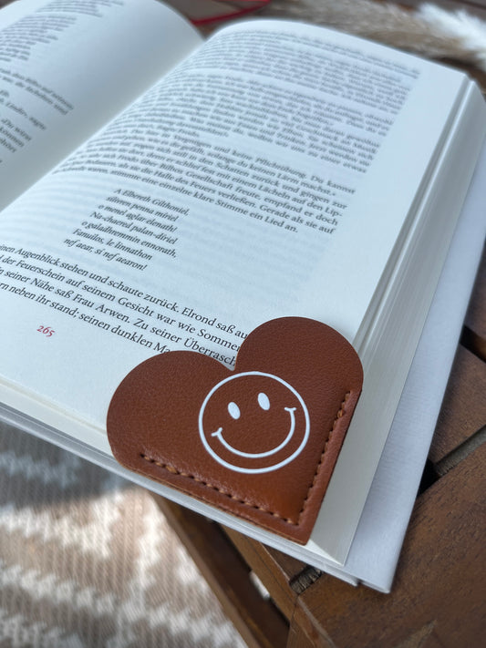 Lesezeichen in Herzform. be happy mit Smiley. Kunstleder in braun