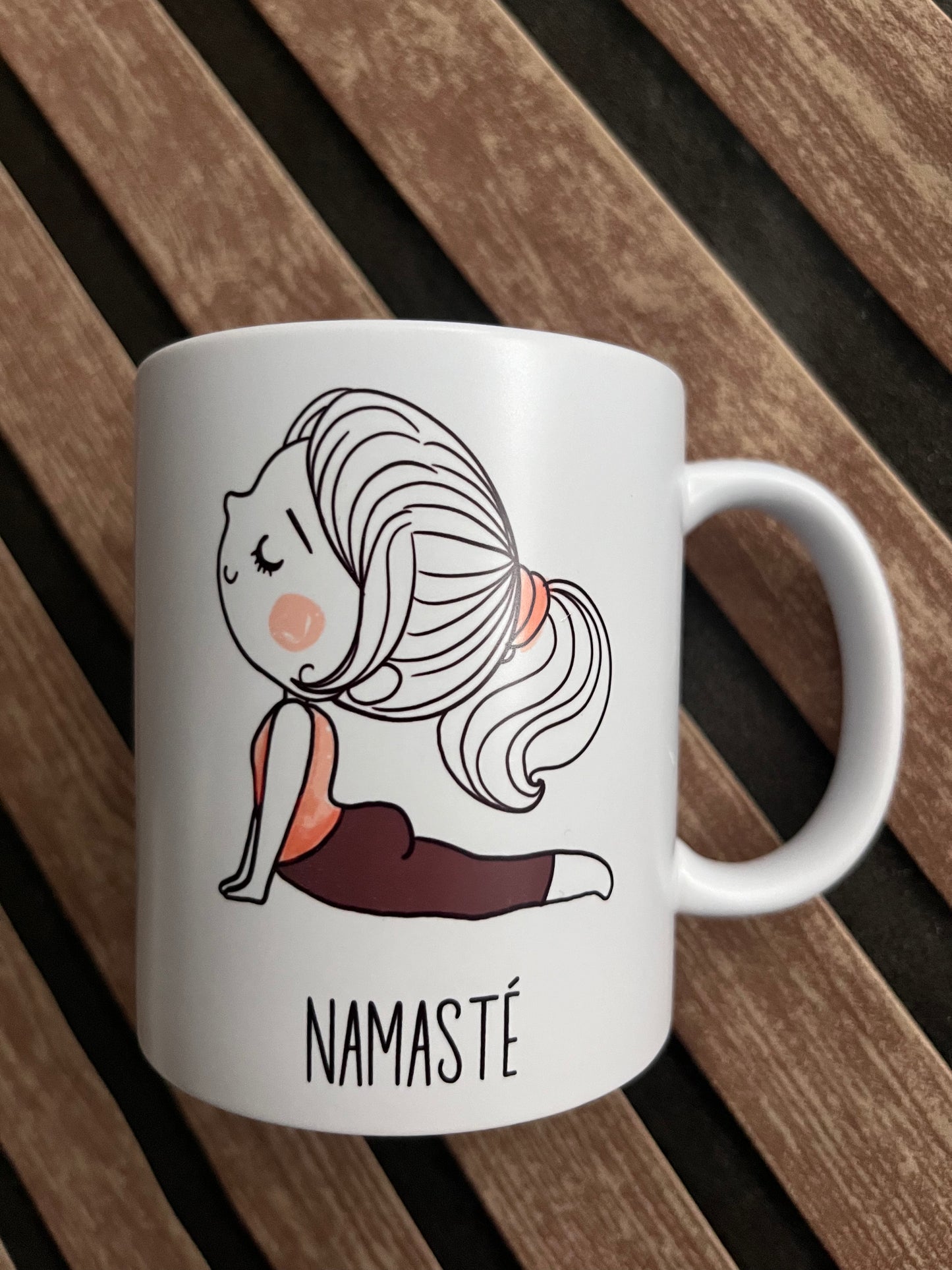 Tasse mit Yoga Pose und NAMASTE